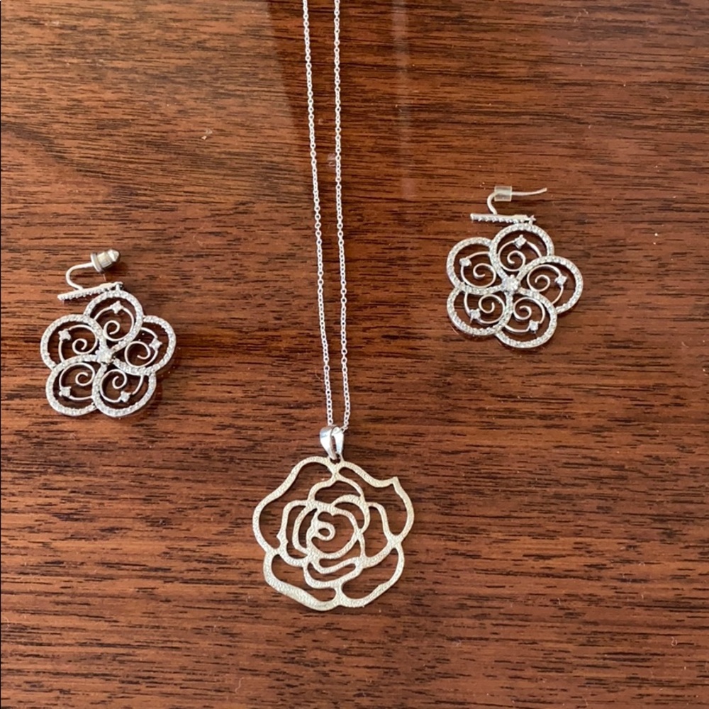Beautiful silver earring and necklace set